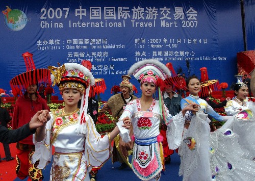 11月1日,演員在中國國際旅游交易會開幕式上表演。當(dāng)日,2007中國國際旅游交易會在云南昆明開幕,吸引了來自92個國家和地區(qū)的3880余家參展商。