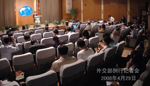 姜瑜就胡錦濤訪日、火炬?zhèn)鬟f、中國政府與達(dá)賴方面接觸磋商等答問