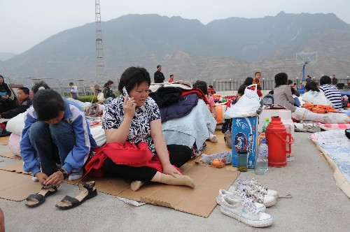 5月13日,甘肅省隴南市武都區群眾在露天空曠地帶躲避可能發生的余震。