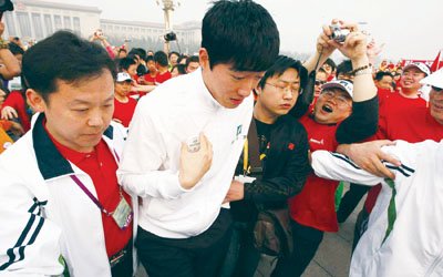圖為劉翔被追星族團團圍住,行進艱難 攝/記者付丁