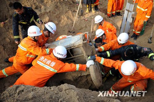 組圖:蘭州發(fā)生一起山體滑坡 數(shù)人被埋