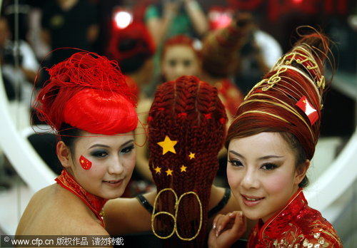 “國慶發型”新鮮出爐 時尚創意顯紅色文化
