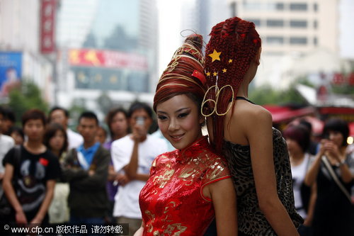 “國慶發型”新鮮出爐 時尚創意顯紅色文化