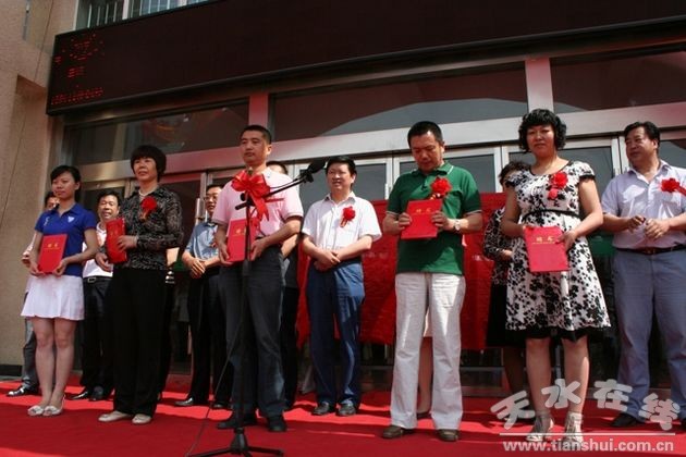 為聘請的專家頒發(fā)聘書.jpg