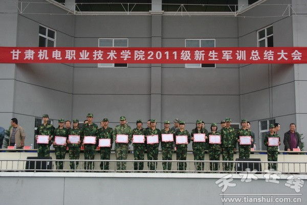 36、軍訓優秀學員在領獎臺上.jpg