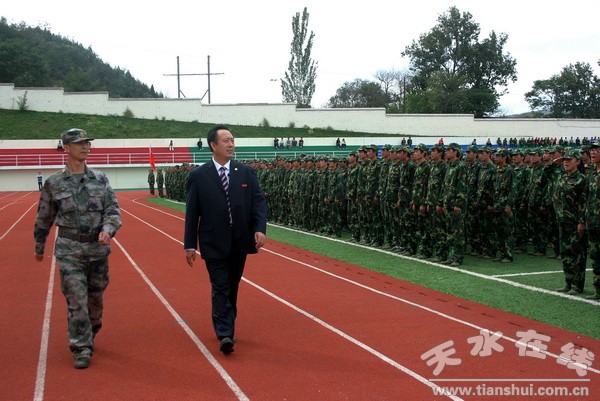 4、李宗義書記在部隊首長陪同下檢閱軍訓成果.jpg