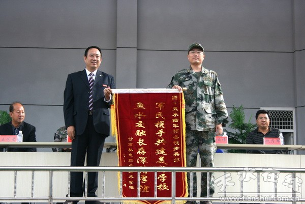 5、李宗義書記向承訓部隊授旗.jpg