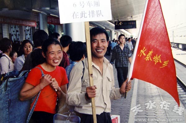 5.圖為滿懷希望的拾花工在站臺等候上車.jpg