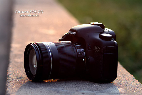 搭配18-135mm鏡頭佳能7D套機送包10900元