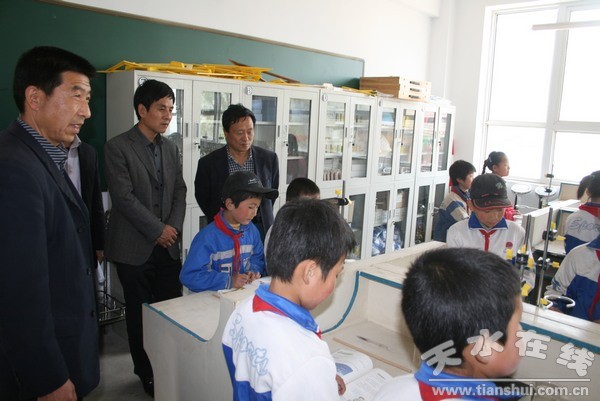檢查實驗設施和實驗教學.jpg
