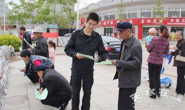 消防員給群眾散發宣傳彩頁.jpg