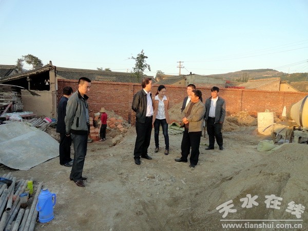 在永清鎮義坊村調研村級組織活動場所建設工作.jpg