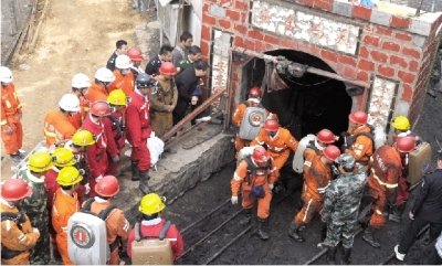 9月25日,甘肅白銀屈盛煤礦事故救援現場,最后一批救援人員走出事發礦井。圖/新華社
