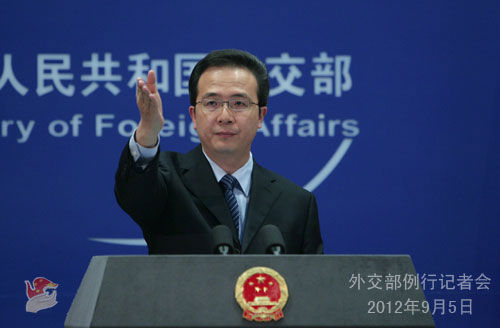 2012年9月5日,外交部發言人洪磊主持例行記者會。 2012年9月5日,外交部發言人洪磊主持例行記者會。