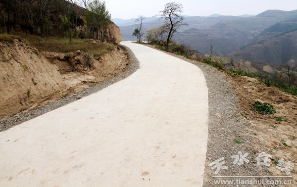 新修的白駝鎮(zhèn)化嶺村通村水泥路.jpg