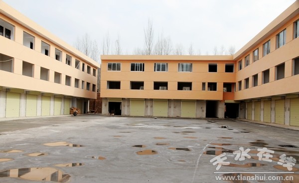 白駝鎮(zhèn)農(nóng)商貿(mào)綜合交易市場.jpg