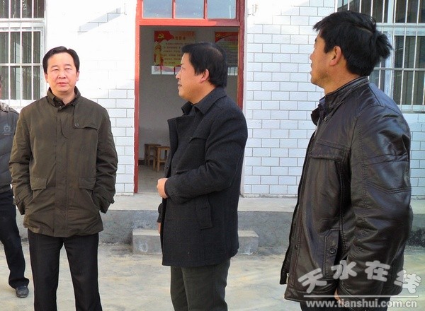 檢查鐵爐村陣地建設1.jpg