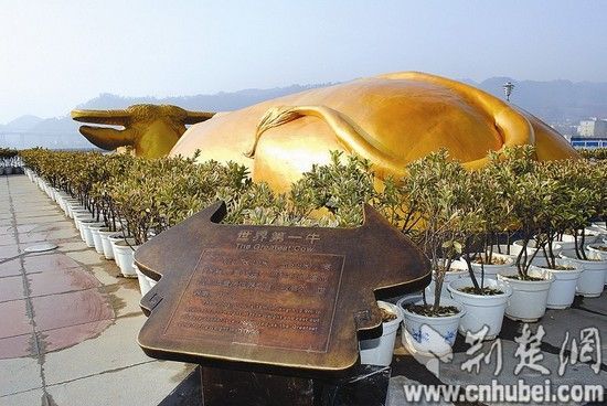 銅牛前后的兩塊簡介牌。 銅牛前后的兩塊簡介牌。