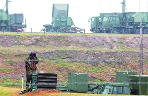 2012年4月13日,日本自衛隊在沖繩部署愛國者三號導彈系統應對朝鮮“衛星”發射。7個多月后,朝鮮再次宣布啟動衛星發射計劃,此舉引發日本自衛隊再次做出類似部署。CFP資料圖片 2012年4月13日,日本自衛隊在沖繩部署愛國者三號導彈系統應對朝鮮“衛星”發射。7個多月后,朝鮮再次宣布啟動衛星發射計劃,此舉引發日本自衛隊再次做出類似部署。CFP資料圖片