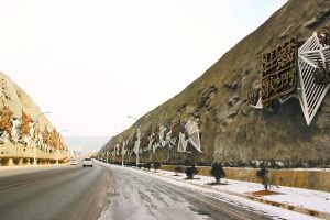 煤炭源源不斷地順著大路運出神木,財富沿著運煤的路滾滾涌入,造就了神木一度的神話。