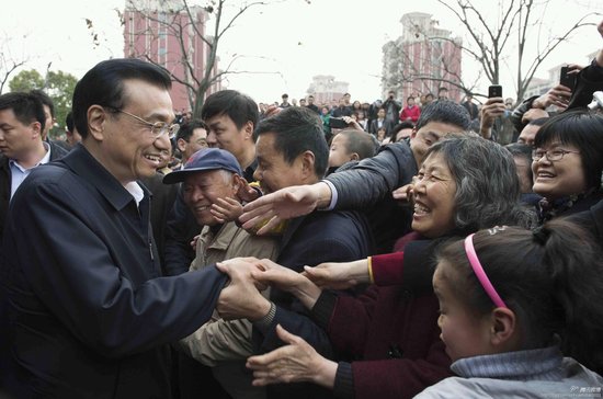 李克強調研無錫被民眾包圍 先后與上百人握手