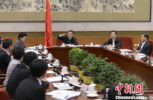 4月12日,中國國務院總理李克強在北京中南海主持召開專家和企業負責人座談會,聽取對當前經濟形勢和宏觀經濟政策的看法和建議。中新社發 廖攀 攝 4月12日,中國國務院總理李克強在北京中南海主持召開專家和企業負責人座談會,聽取對當前經濟形勢和宏觀經濟政策的看法和建議。中新社發 廖攀 攝