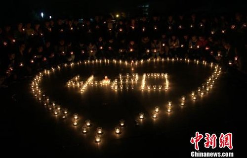 在中國礦大南湖校區(qū)二食堂廣場數(shù)百名學(xué)生手捧燭光,一起為地震中死難者默哀,為雅安地震災(zāi)區(qū)同胞祈福陳祺攝