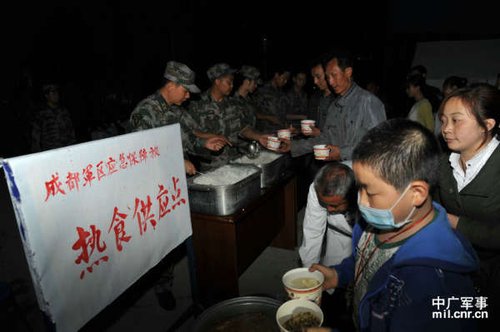 成都軍區救災保障點 野戰炊事車提供三菜一湯