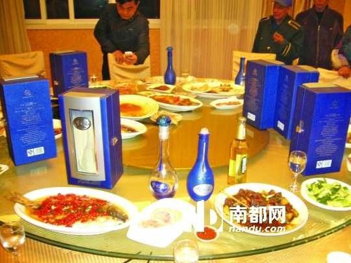 群眾所拍的餐桌,官方通報稱是3個包間的酒被集中在一起。