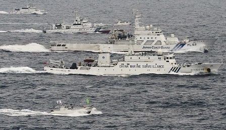 外電照片顯示中國(guó)海監(jiān)船和日本海上保安廳船只在海上并行