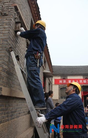 劉洋回鄉掃墓當地政府官網掛詩:劉洋甜甜地笑