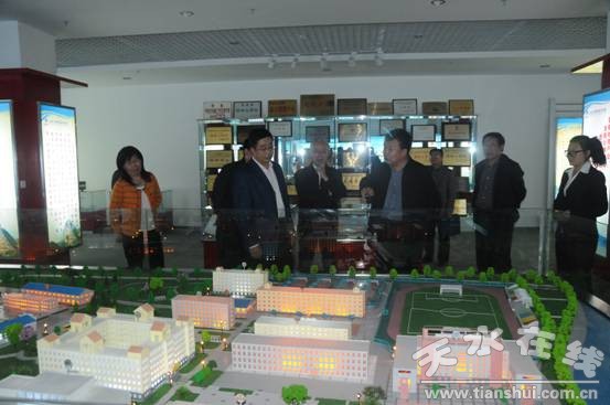 6專家組參觀校史館.jpg