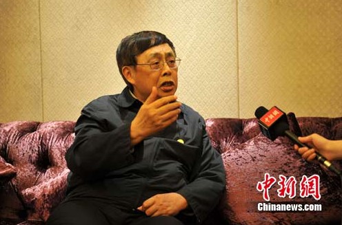 陳毅之子、中國人民對外友好協會原會長陳昊蘇日前在井岡山接受中新社記者獨家專訪時表示,“中國外交的本質是友好外交,但該強硬時會強硬。”談及近段時間國際上出現的緊張局面,陳昊蘇引用中國古話“樹欲靜而風不止”來形容:“風太大了樹就有可能折斷,樹當然不愿意風太大,但是風一定要來,有的時候你決定不了”。 劉占昆 攝