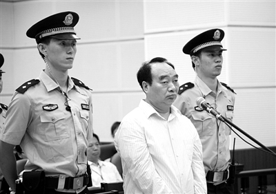 昨日,雷政富在庭審現場接受訊問。當日,備受關注的涉不雅視頻官員、重慶市北碚區原區委書記雷政富受賄案在重慶市第一中級人民法院公開開庭審理。 新華社發