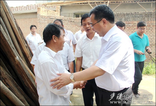慰問離任村支書張天保.jpg 慰問離任村支書張天保.jpg