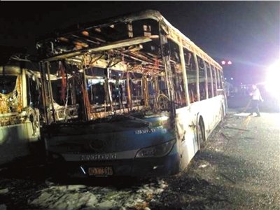 廈門公交車行駛途中起火 火燒10分鐘間有爆炸聲