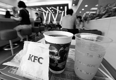 肯德基就冰塊菌落超標道歉 帶冰塊飲料仍出售