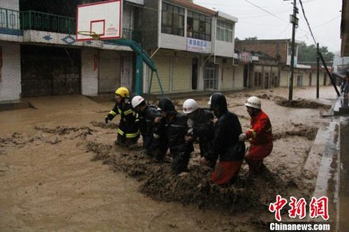 甘肅天水遭暴雨襲擊 消防官兵解救轉移400余人