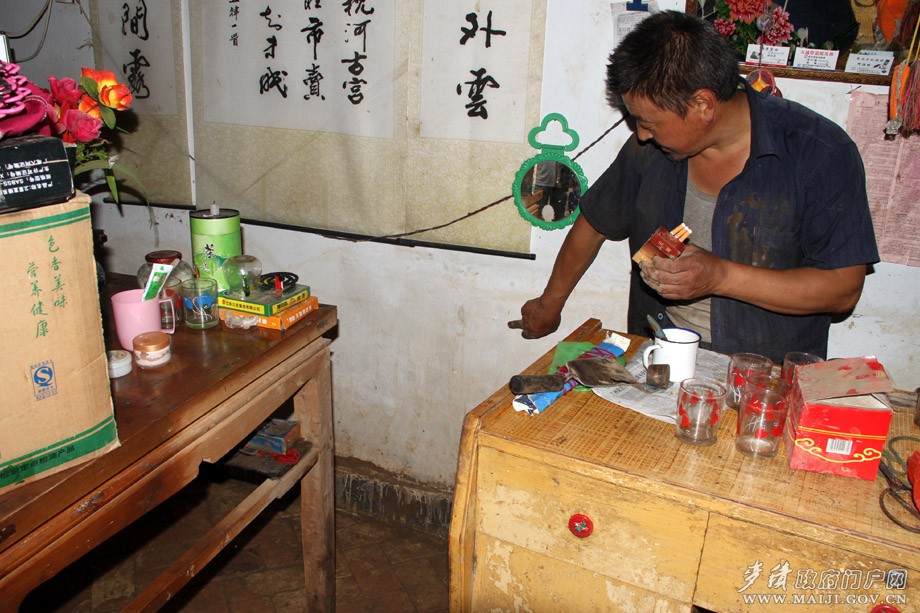 洪水漲至村民手指位置