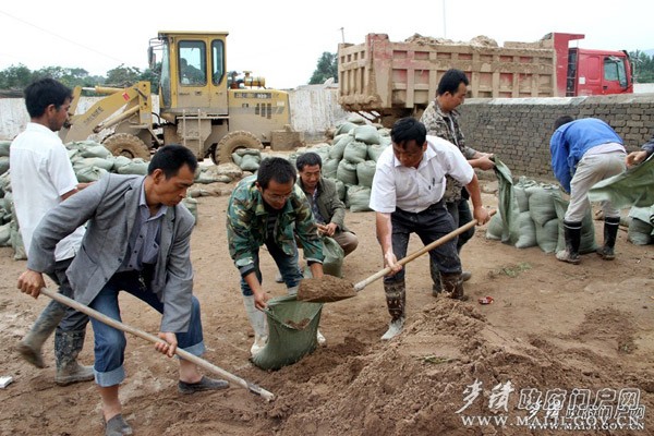 大溝村黨支部帶領群眾開展災后自救.jpg
