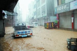 文縣局地持續強降雨碧口鎮河堤潰口