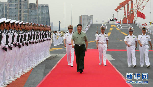 資料圖:近平檢閱遼寧艦水兵儀仗隊。