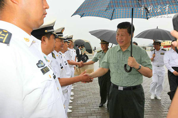 資料圖:習近平冒雨登上遼寧艦。