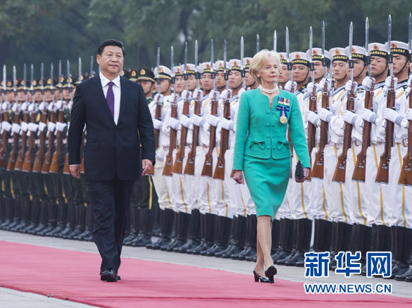10月17日,國家主席習(xí)近平在北京人民大會(huì)堂會(huì)見澳大利亞總督布賴斯。會(huì)見前,習(xí)近平在人民大會(huì)堂東門外廣場(chǎng)為布賴斯舉行歡迎儀式。新華社記者王曄攝