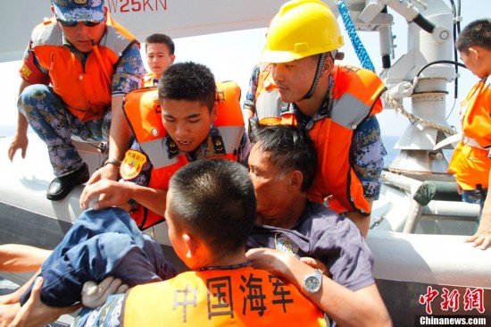 組圖:中國海軍西沙搜救遇險漁民畫面曝光