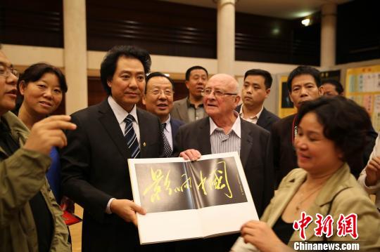 安想珍毛體書法藝術作品展在法國展出引關注