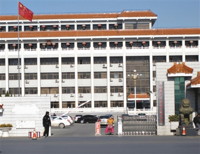 河北省黃驊市委。據介紹,11月15日,就是在市委大樓的六層,宣布了黃驊市委的決定,62名“超年齡”干部提前離崗。新京報記者 劉一丁 攝