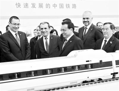 11月26日,國務院總理李克強與中東歐16國領導人在羅馬尼亞議會宮共同參觀中國鐵路等基礎設施及裝備制造展。新華社記者 姚大偉 攝