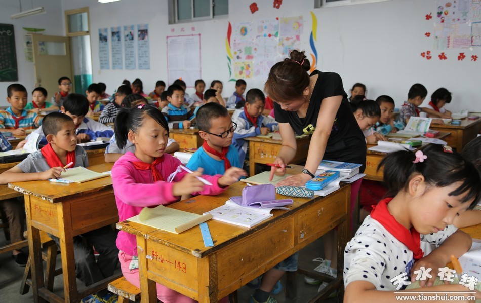 清水縣軒轅小學(xué)的教師正在為孩子們輔導(dǎo).jpg