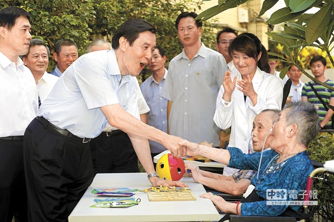 馬英九(中)12日在臺北市長郝龍斌(左)陪同下,前往臺北市養(yǎng)護機構(gòu)愛愛院訪視,一名長者數(shù)度大喊“總統(tǒng)好”,讓馬英九笑得合不攏嘴。 圖片來源:臺灣《中時電子報》